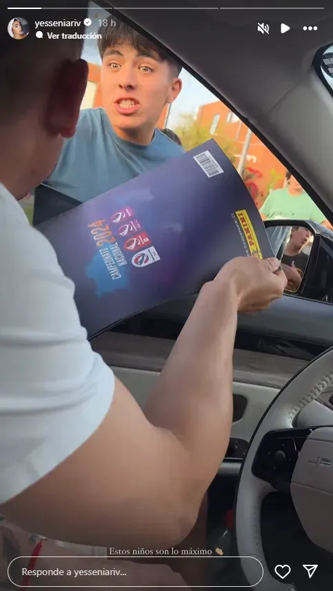 Guillermo Paiva sorprendió a un hincha de Colo Colo con el álbum del torneo. Foto: Instagram.