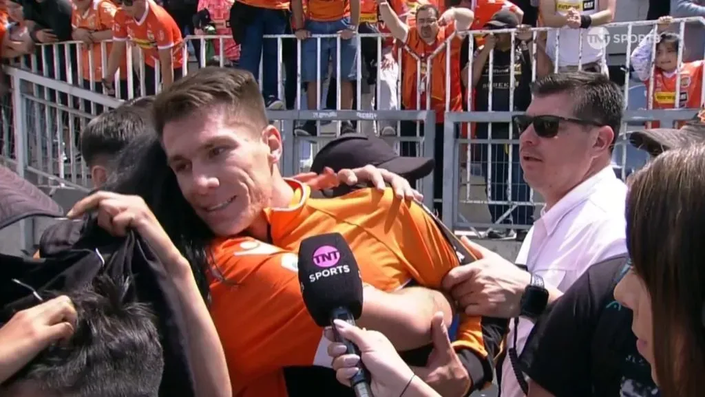 Más del cariño que recibió Cristian Insaurralde. (Captura TNT Sports).