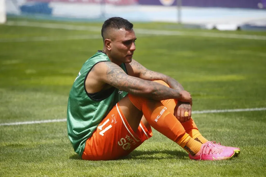 Juan Leiva terminó muy afectado con el descenso de Cobreloa. (Jose Robles/Photosport).