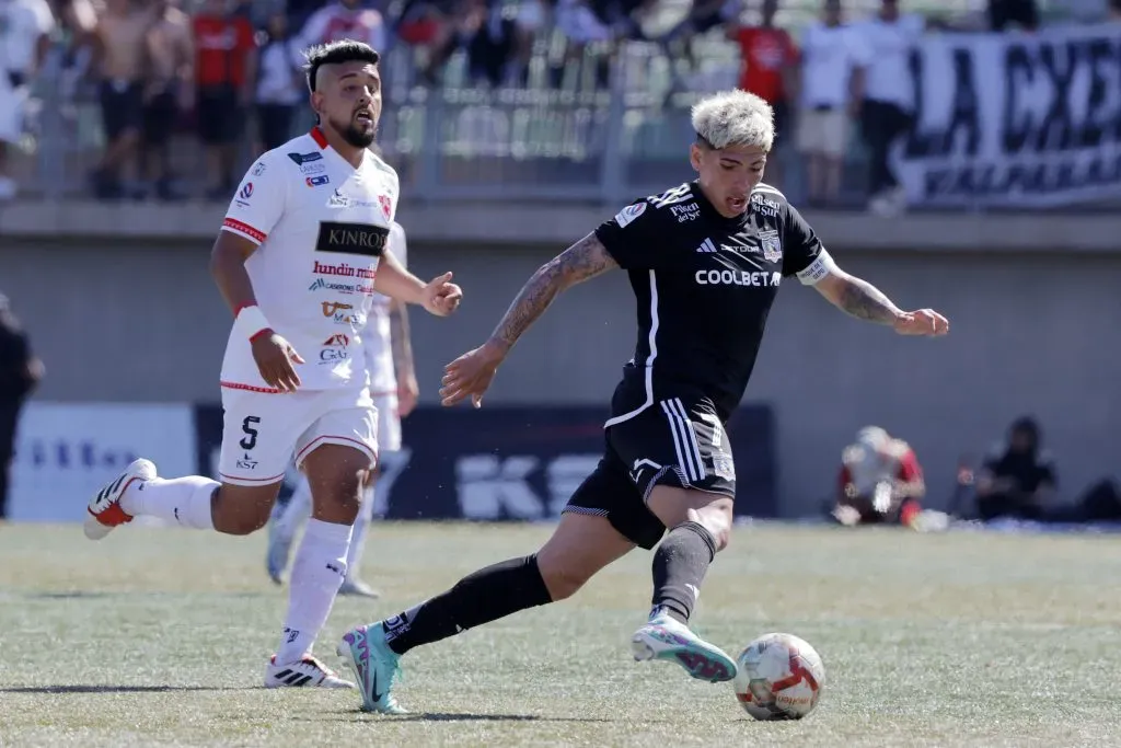 Carlos Palacios escapa de la marca de Fabián Manzano en el Luis Valenzuela Hermosilla. (Javier Torres/Photosport).