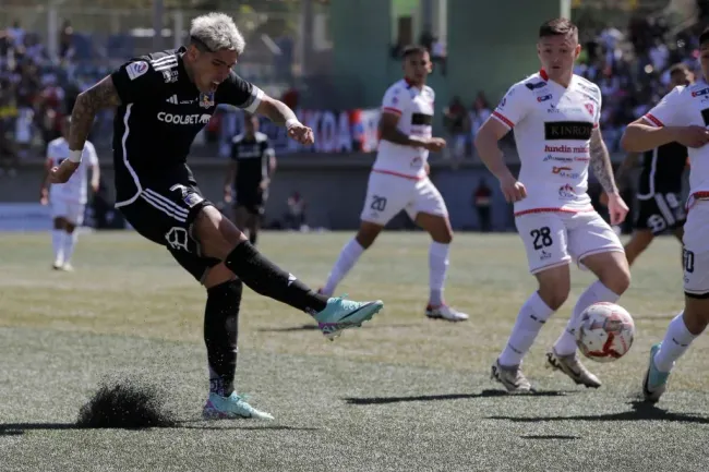 Carlos Palacios en acción ante Copiapó. (Javier Torres/Photosport).