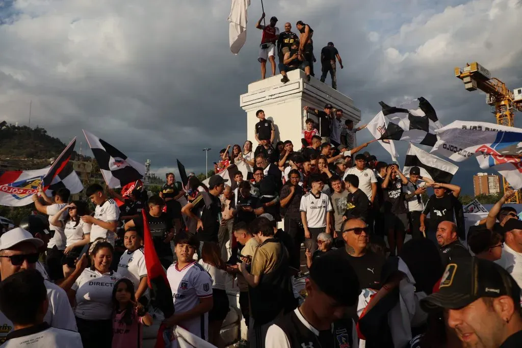 Otra imagen del festejo albo en la Plaza Baquedano. (Dragomir Yankovic/Photosport).