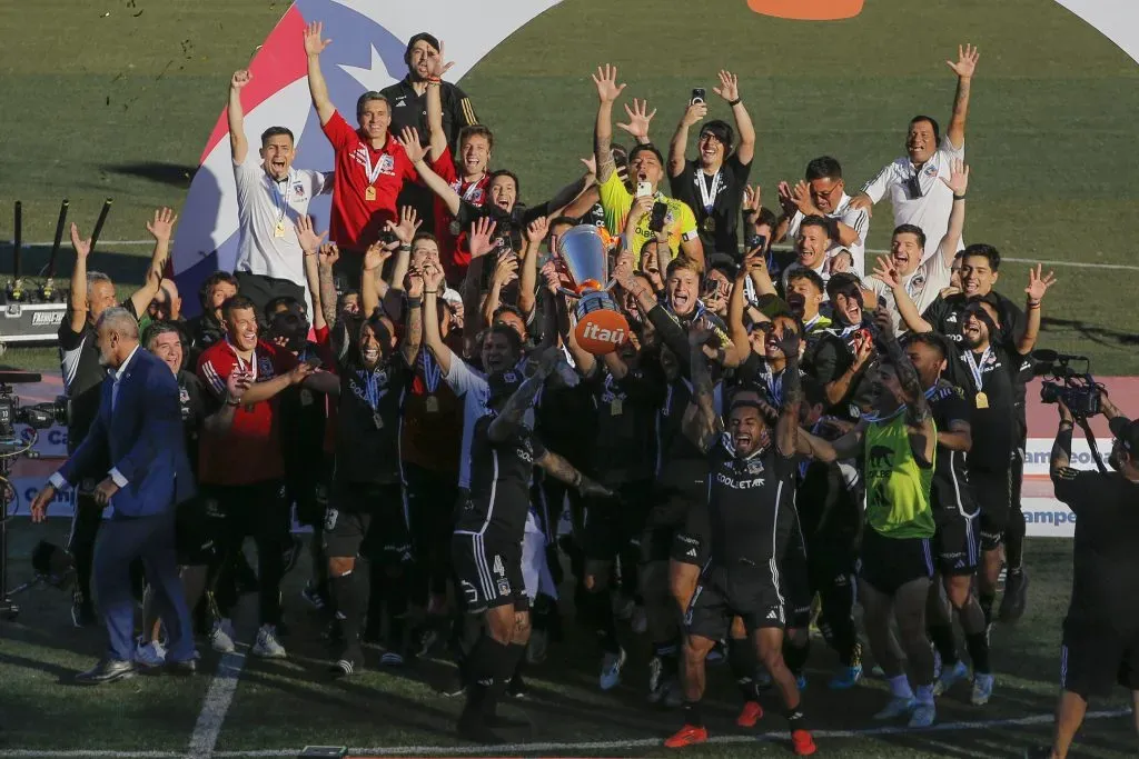 Otra imagen del festejo albo. (Javier Torres/Photosport).