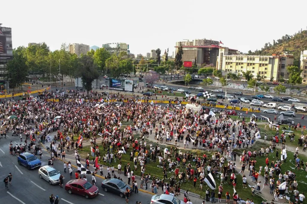 Fanáticos y fanáticas de Colo Colo llegaron hasta la Plaza Italia. (Dragomir Yankovic/Photosport).