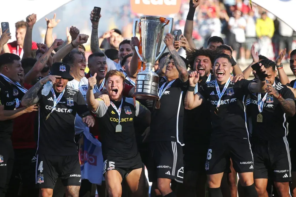 Esteban Pavez levantó la copa de campeón. (Javier Salvo/Photosport).