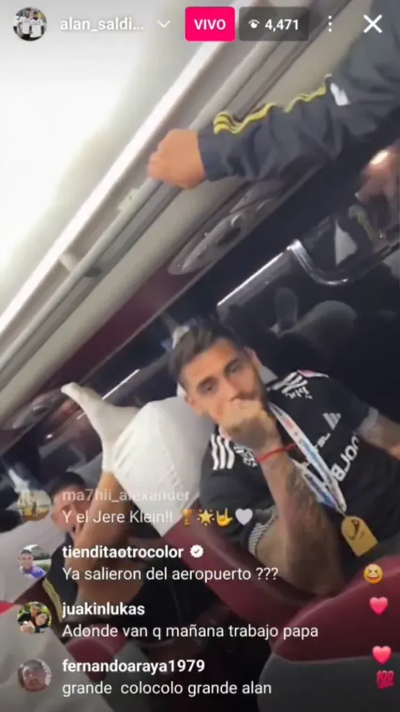 Marcos Bolados en el bus de Colo Colo campeón. (Captura Instagram Alan Saldivia).