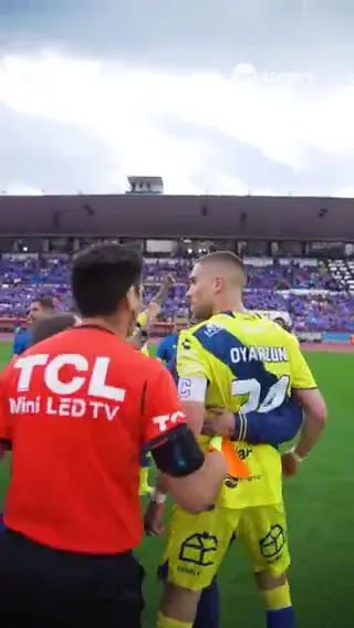 Diego Oyarzún terminó muy airado y lo calmó uno de los asistentes. (Captura TNT Sports).
