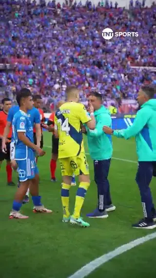 Diego Oyarzún se encara con funcionarios de la U. (Captura TNT Sports).