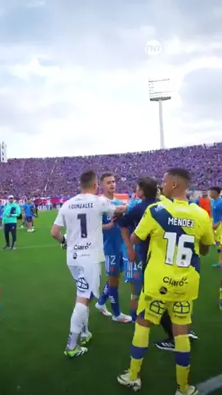 Franco Calderón se quería comer crudo a Oyarzún. (Captura TNT Sports).