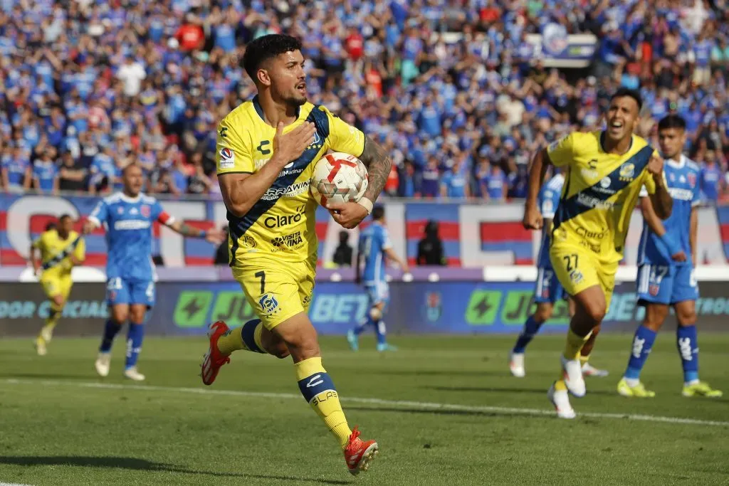 Federico Martínez celebró así su gol ante Universidad de Chile. Los Ruleteros también irán a la Sudamericana (Felipe Zanca/Photosport).