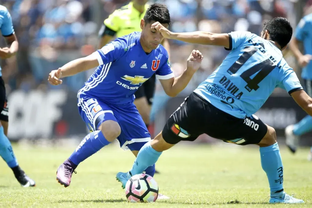 Misael Dávila marca a Felipe Mora en 2017. (Andres Pina/Photosport).
