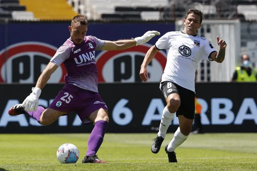 Sebastián Pérez despeja ante la marca de Gabriel Costa.  (Marcelo Hernandez/Photosport).