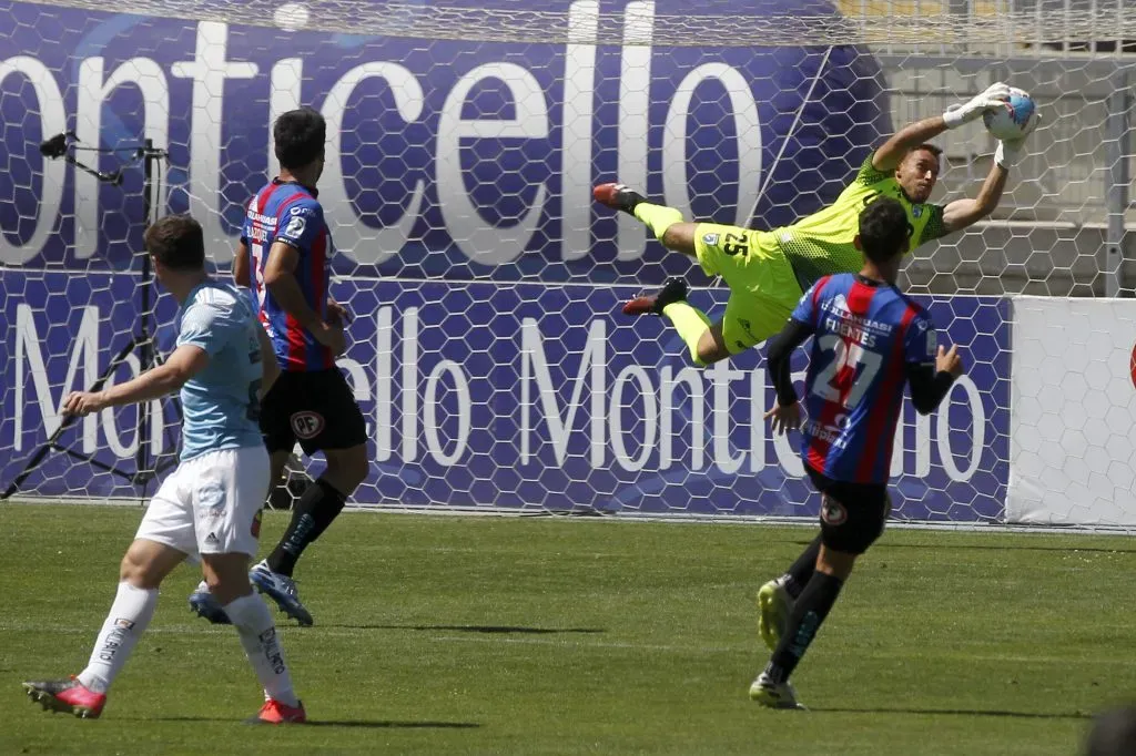Zanahoria Pérez vuela y ataja un balón. (Jonnathan Oyarzun/Photosport).