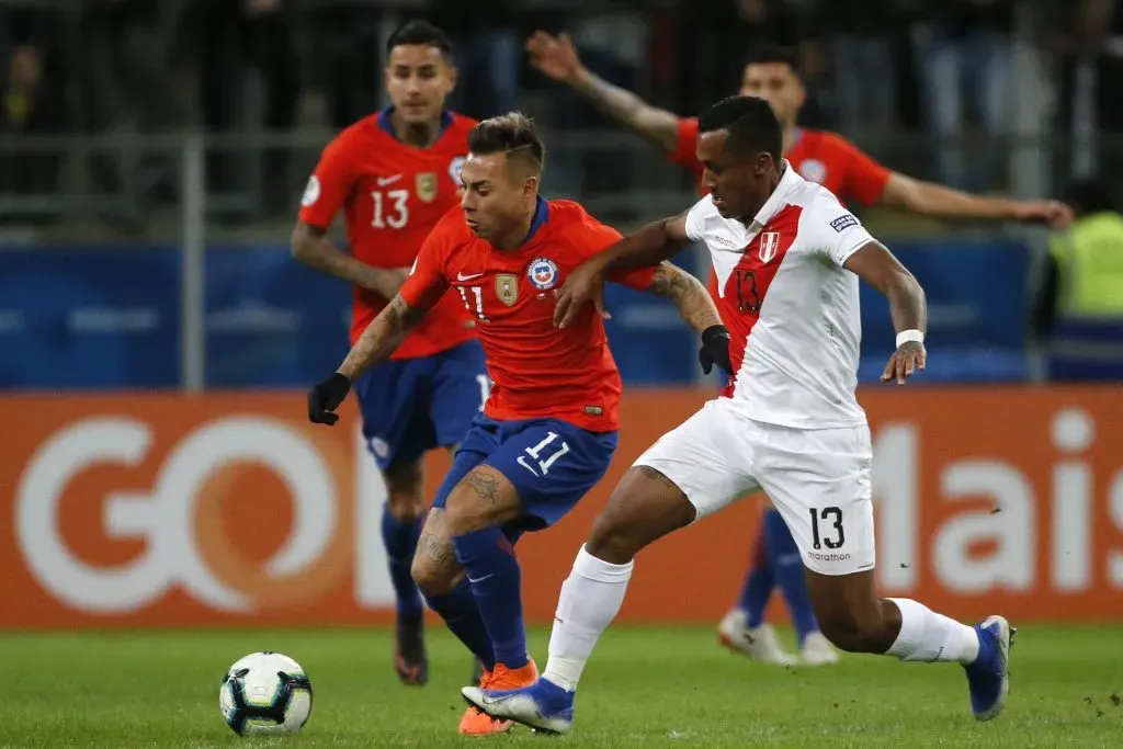 Renato Tapia no podrá replicar esta imagen ante Eduardo Vargas. (Andres Pina/Photosport).