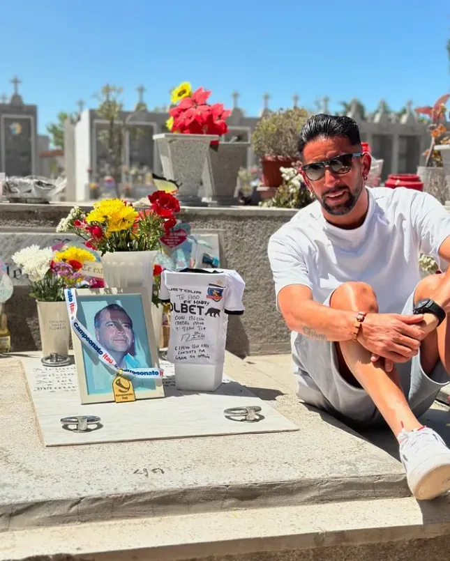 Mauricio Isla entregó la medalla de campeón en el cementerio. Foto: Instagram.