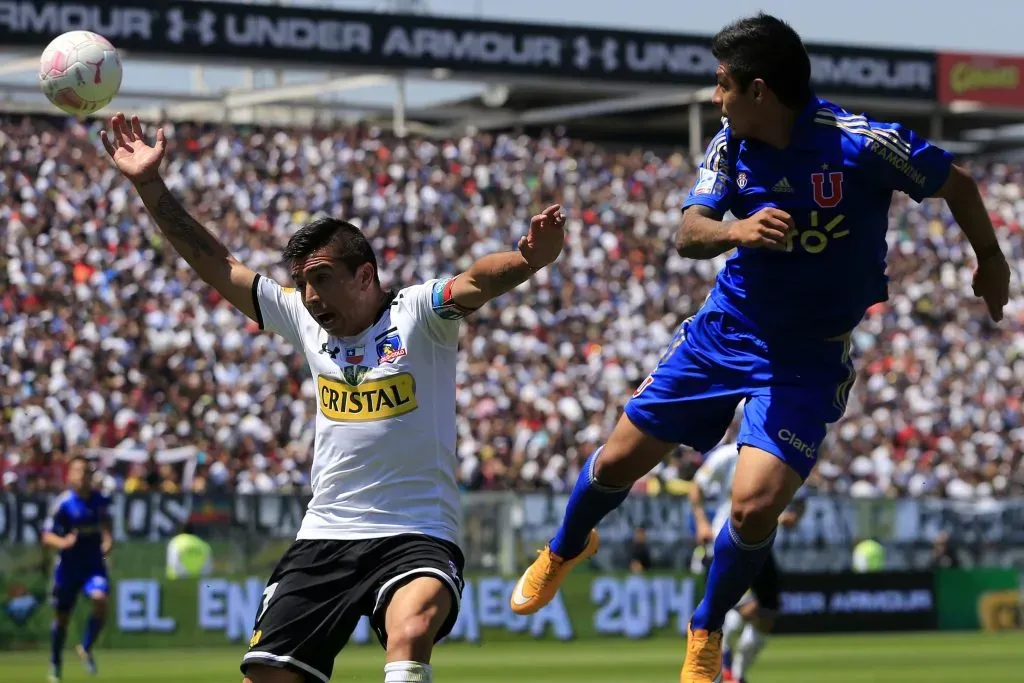 Gonzalo Fierro intenta bloquear un cabezazo de Gonzalo Fierro. (Andres Pina/Photosport).