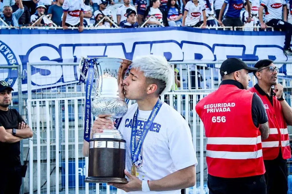 Otra imagen de Josué Ovalle con el trofeo de campeón de Deportes Melipilla. (Foto: Instagram Cotto Ovalle).