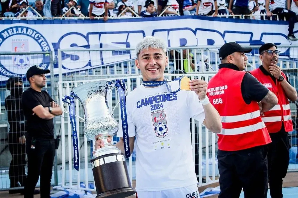 Josué Ovalle celebra el título de Deportes Melipilla en La Liga 2D. (Foto: Instagram Cotto Ovalle).