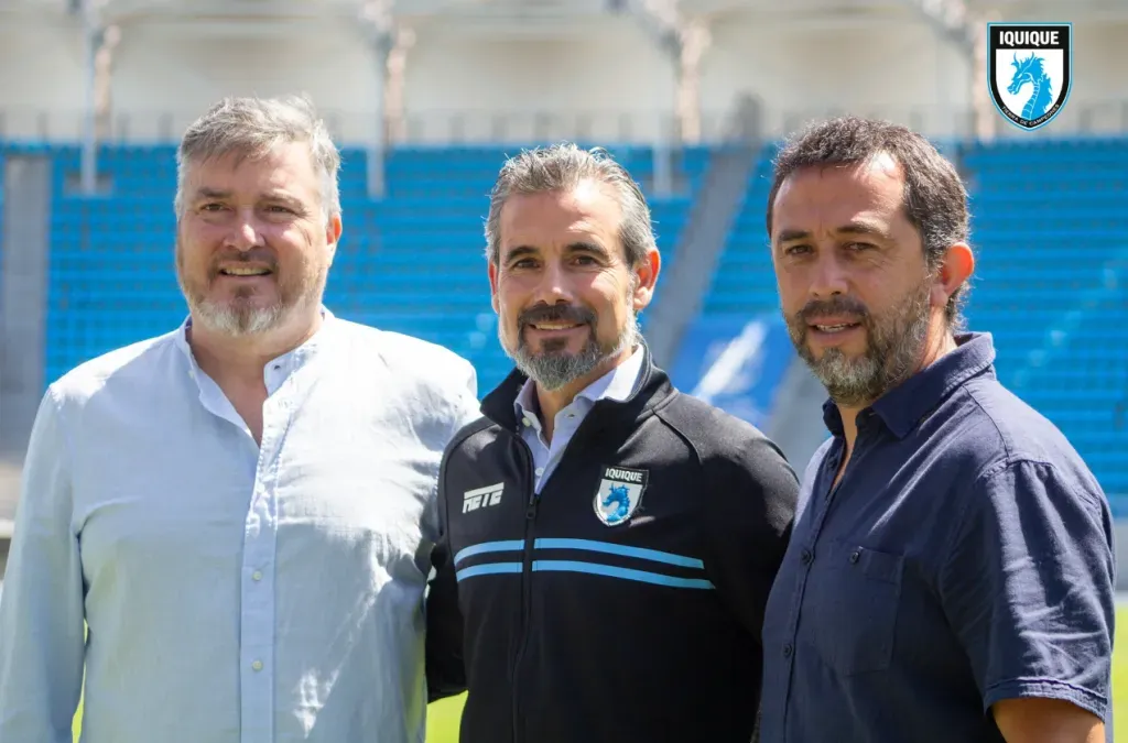 Marcelo Oyarzún, el de más a la izquierda, no seguirá en el staff de Deportes Iquique. (Captura @ClubDIquique).