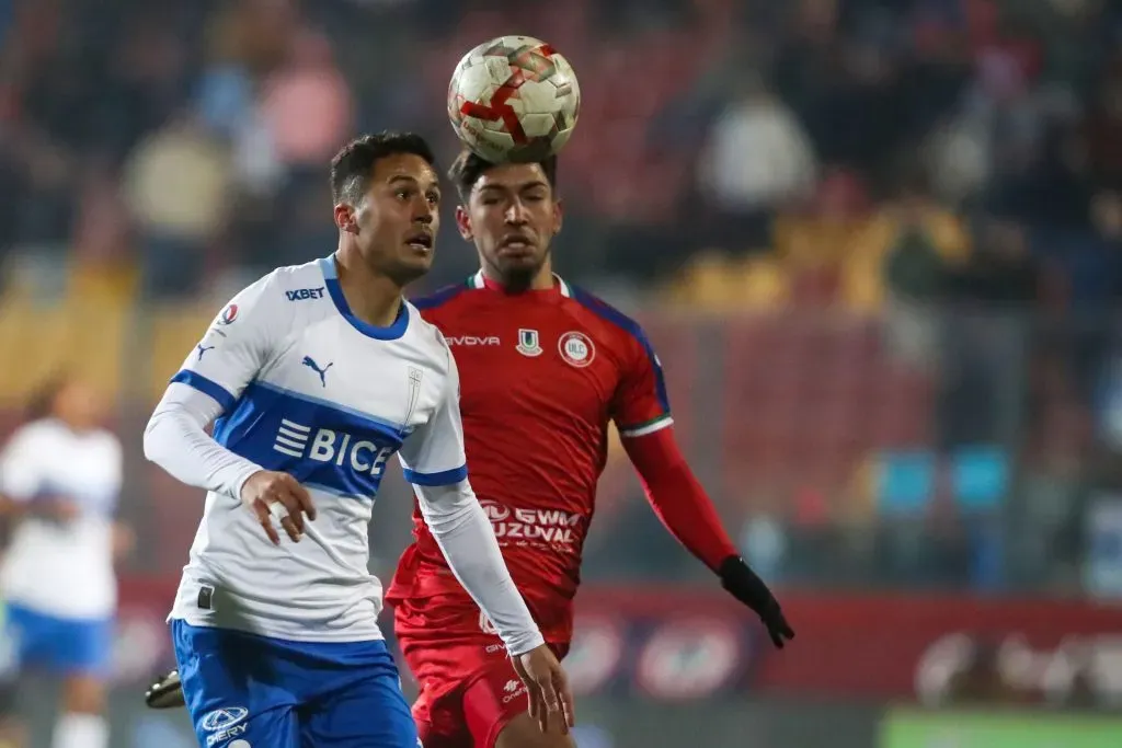 Aaron Astudillo en acción por la Católica. (Jonnathan Oyarzun/Photosport).