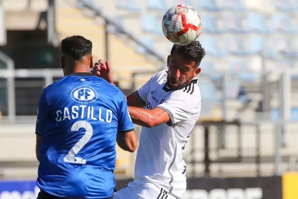 Mauricio Isla en acción contra Antonio Castillo en la Supercopa. (Jonnathan Oyarzun/Photosport).
