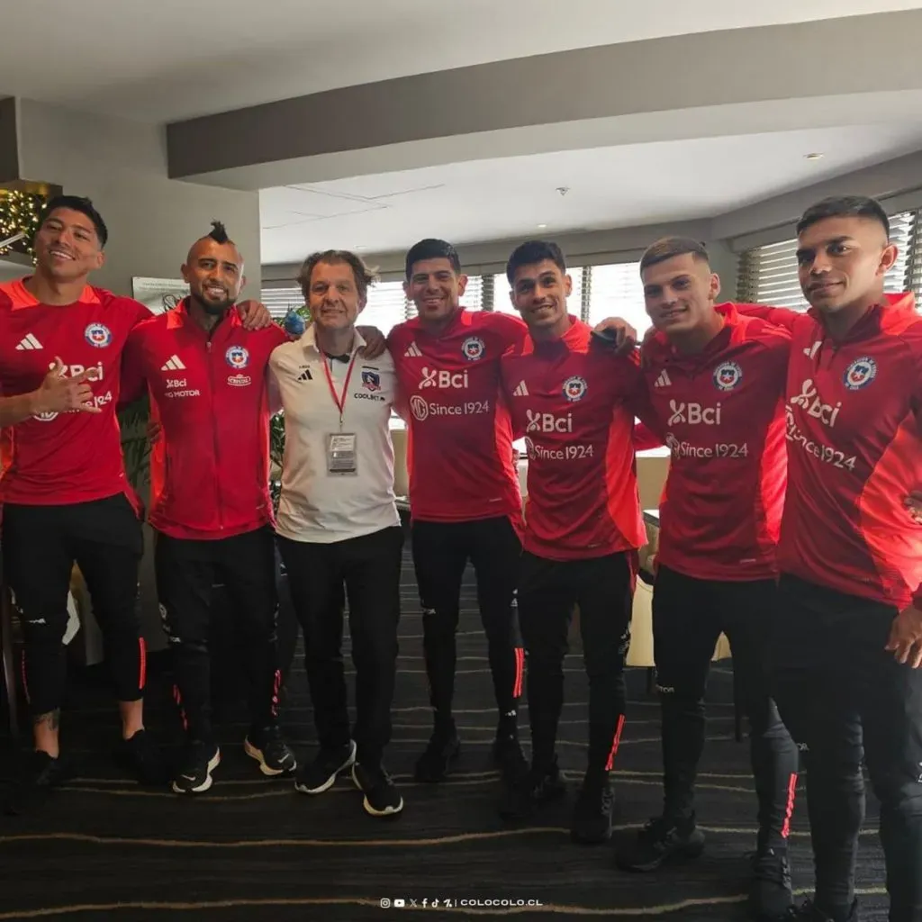 Mosa junto a los jugadores de Colo Colo en la concentración de la Roja en Lima