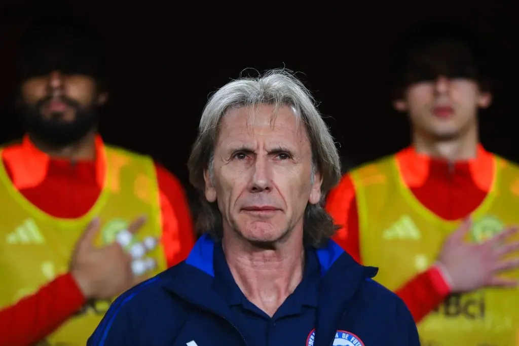 Ricardo Gareca generó polémica al no hacer cambios en Chile hasta los descuentos. Foto: Photosport.