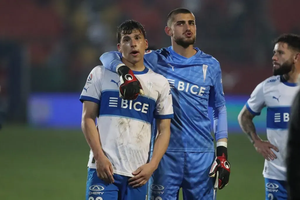 Thomas Gillier y Gonzalo Tapia en la Católica. (Jonnathan Oyarzun/Photosport).