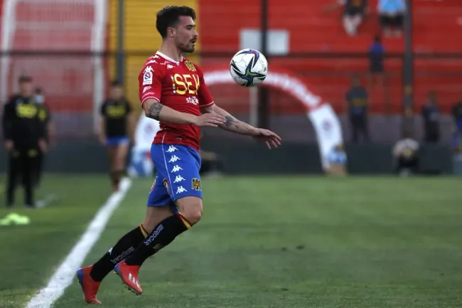 Juan Pablo Gómez podría volver a vestir de rojo. (Jonnathan Oyarzun/Photosport).