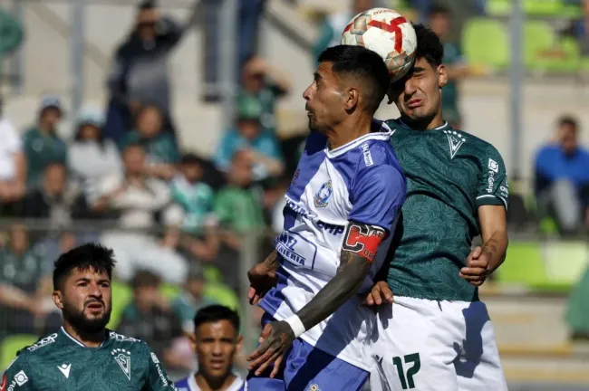 Salvador Cordero en acción ante Santiago Wanderers. (Andrés Piña/Photosport).