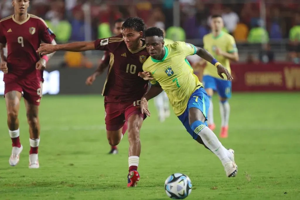 Telasco Segovia en acción ante Vinícius Júnior. (Edilzon Gamez/Getty Images).