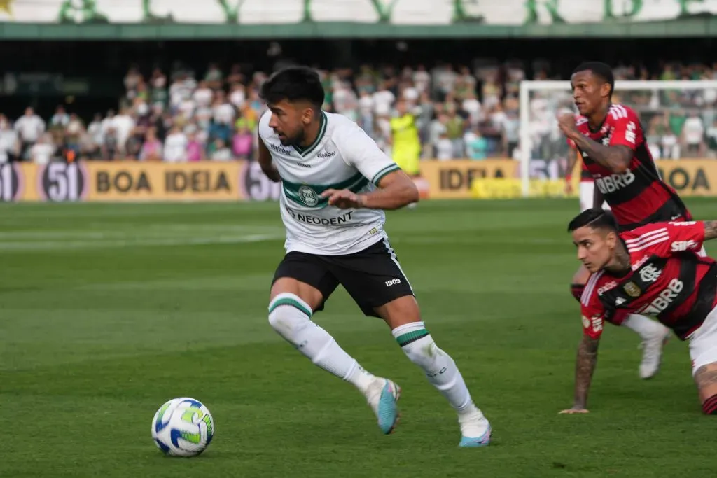 Marcelino Moreno en acción por el Coritiba de Brasil, donde fue compañero de Benjamín Kuscevic. (Carlos Pereyra).
