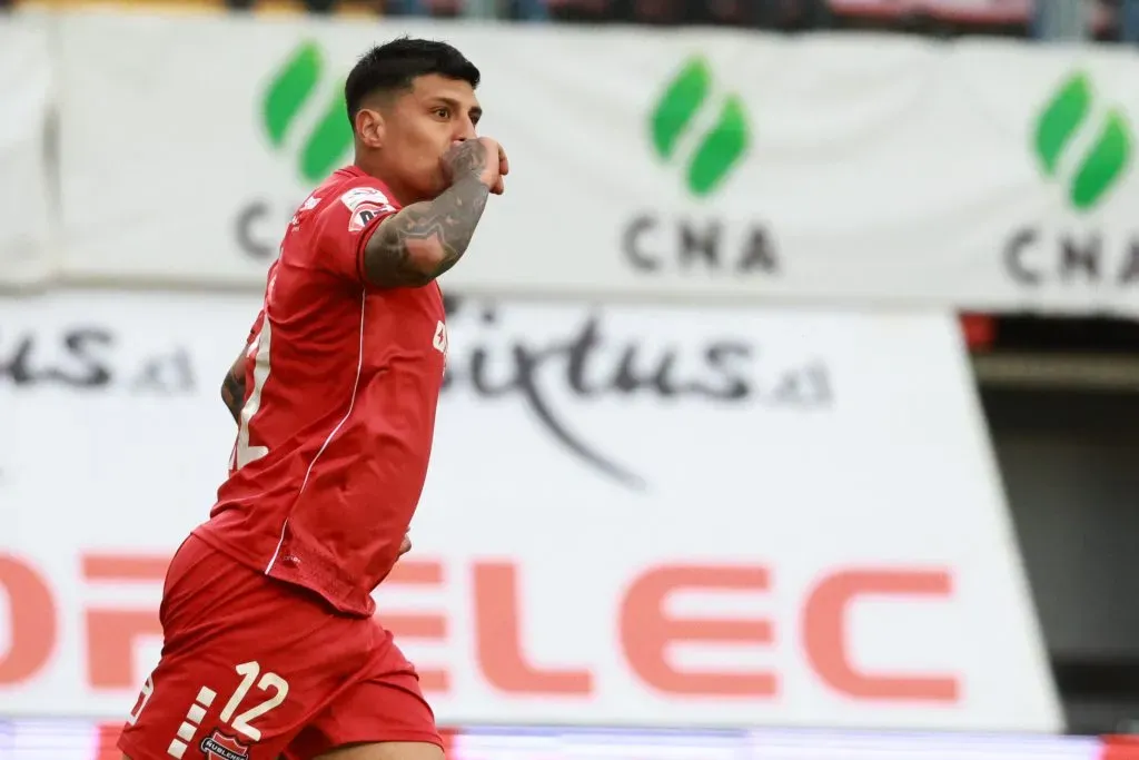 Patricio Rubio celebra uno de los goles que anotó con Ñublense. (Eduardo Fortes/Photosport).