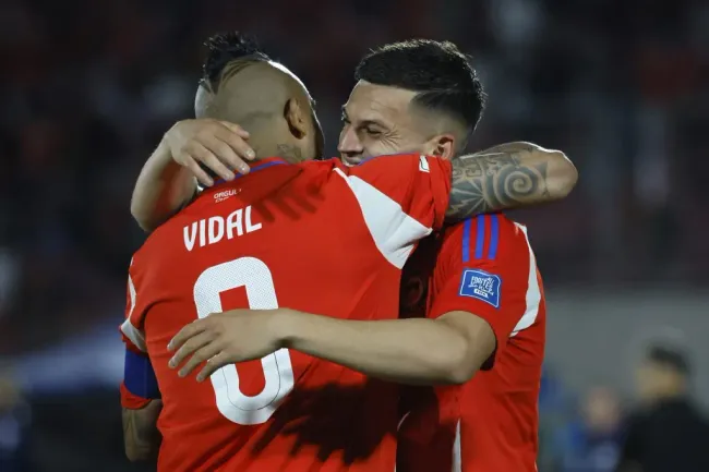 Vidal se abraza con Lucas Cepeda, autor de dos goles ante Venezuela. (Andres Pina/Photosport).