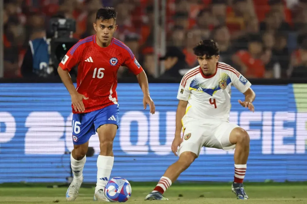 Vicente Pizarro en acción ante Jon Aramburu en el duelo de Chile ante Venezuela. (Andres Pina/Photosport).