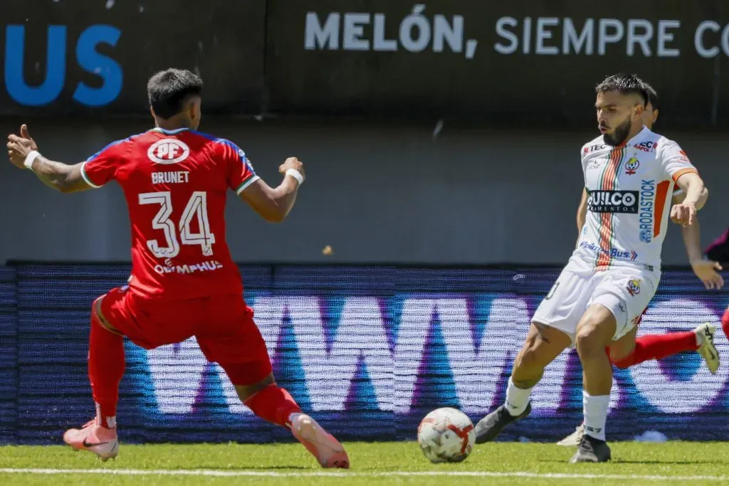 Nahuel Brunet en acción ante Cobresal por Unión La Calera. (Andres Pina/Photosport).