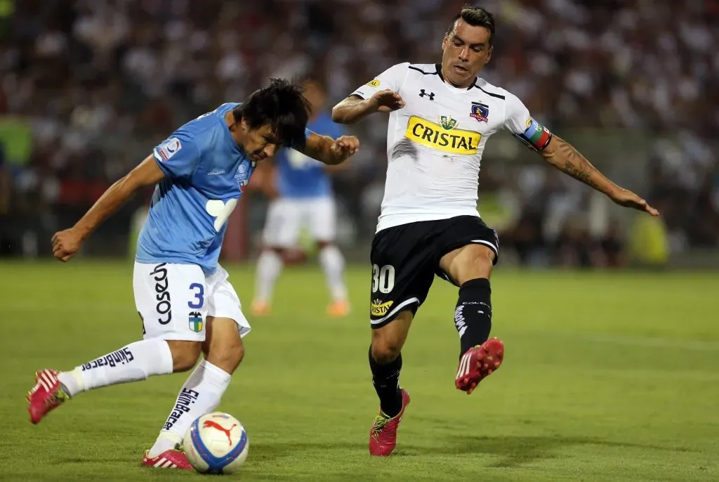 Albert Acevedo ante la presión de Esteban Paredes. (Martin Thomas/Photosport).