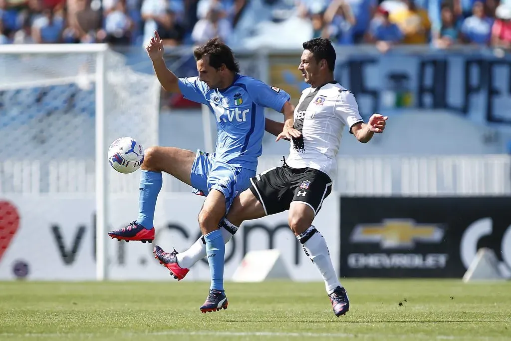 Pablo Calandria aguanta la pelota ante la marca de Jaime Valdés. (Gerardo Martínez/Photosport).