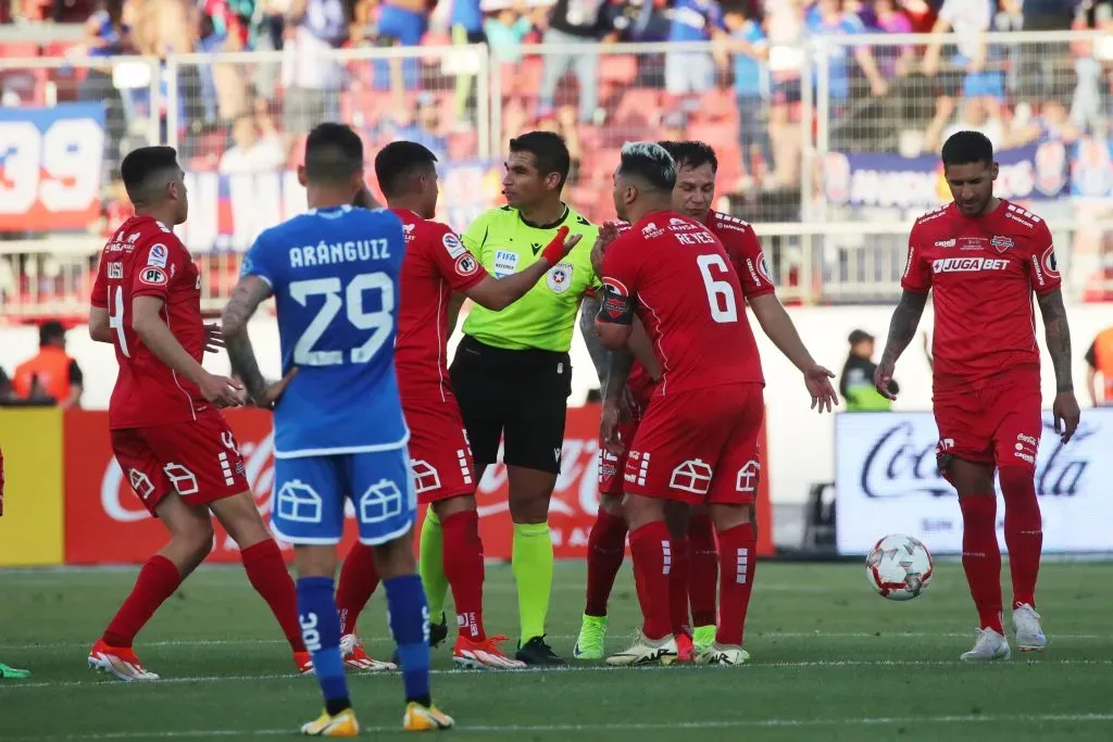 Ñublense estalló en reclamos luego que el VAR le anulara un gol ante la U en la final de Copa Chile. Foto: Photosport.