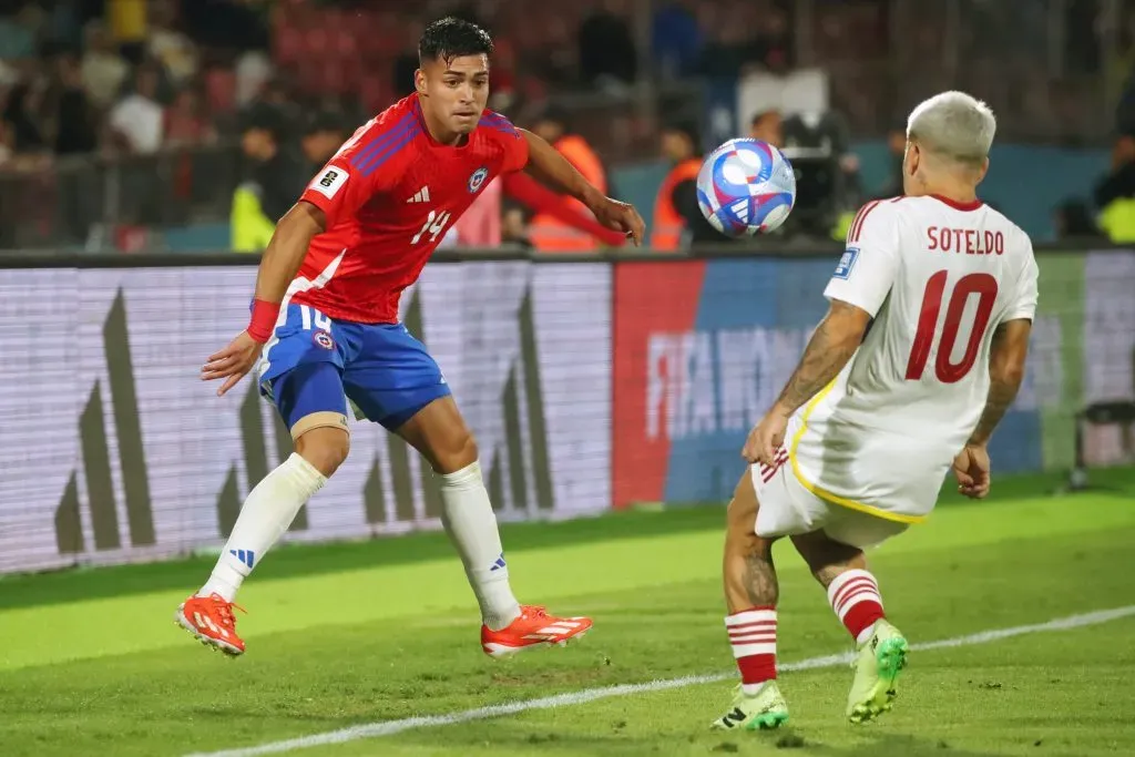 Fabián Hormazábal tuvo un difícil inicio contra Soteldo, pero se impuso y ganó el duelo. (Jonnathan Oyarzun/Photosport)