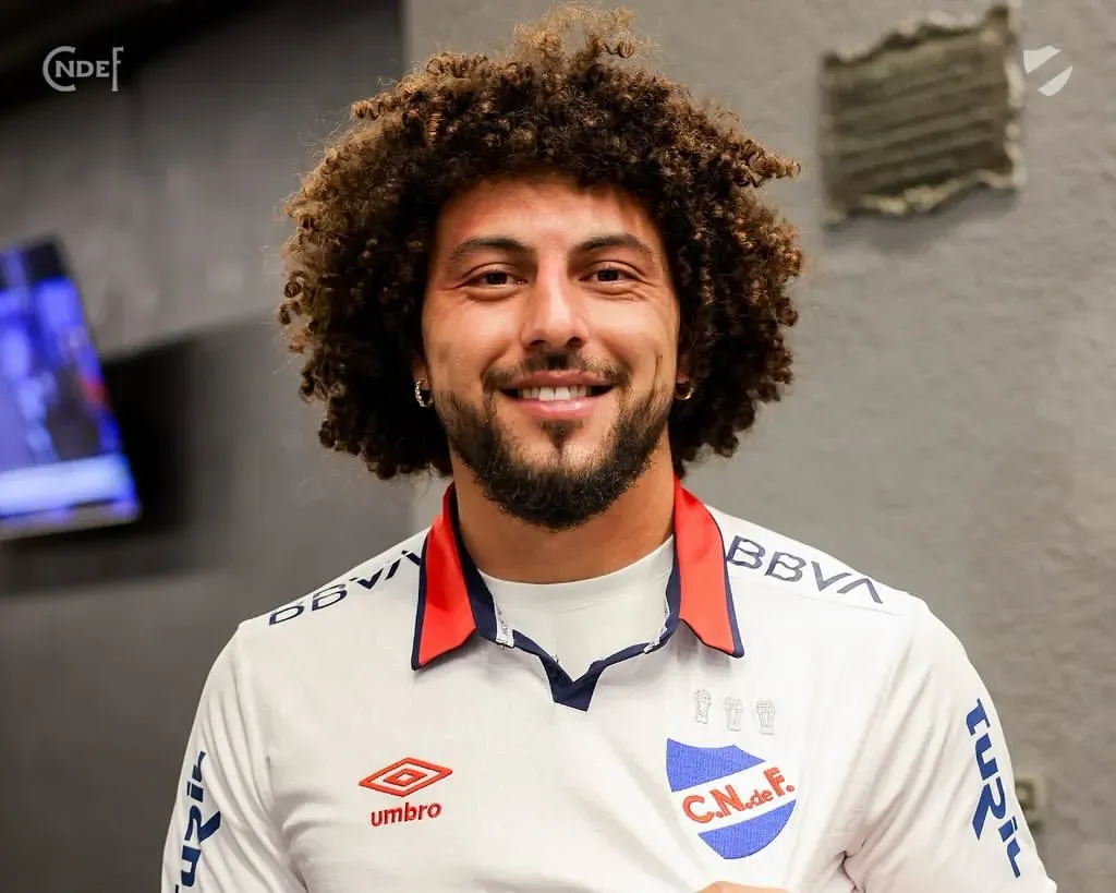 Maxi Falcón fue formado futbolísticamente en Nacional de Montevideo.