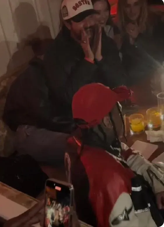 La actriz se escondió detrás de uno de los invitados durante el “cumpleaños feliz”
