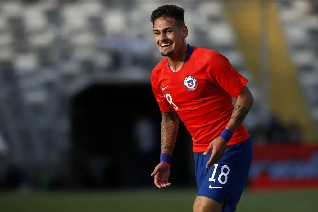 Matías Cavalleri en acción por la Roja Sub 23. (Andres Pina/Photosport).