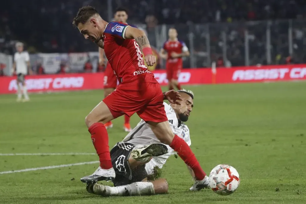 Matías Cavalleri no puede con la marca de Arturo Vidal. (Jonnathan Oyarzun/Photosport).