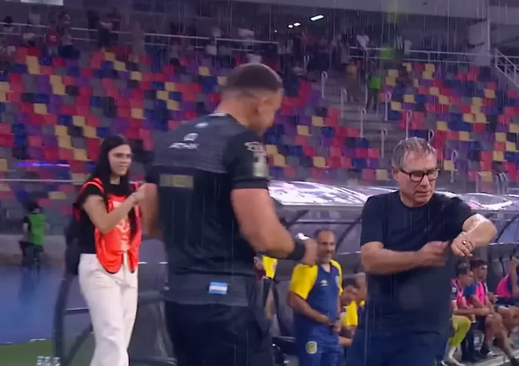 Ariel Holan en el inicio de su diálogo con Bruno Amicone. (Captura Disney+).