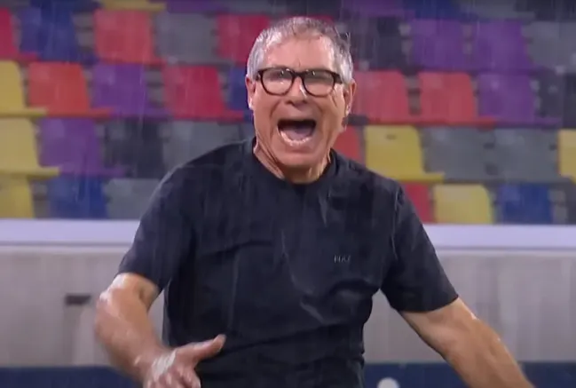 Holan desesperado bajo la lluvia. (Captura Disney+).