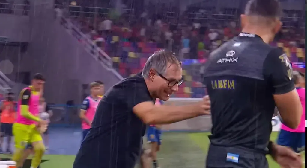 Ariel Holan y el juez Bruno Amicone. (Captura Disney+).