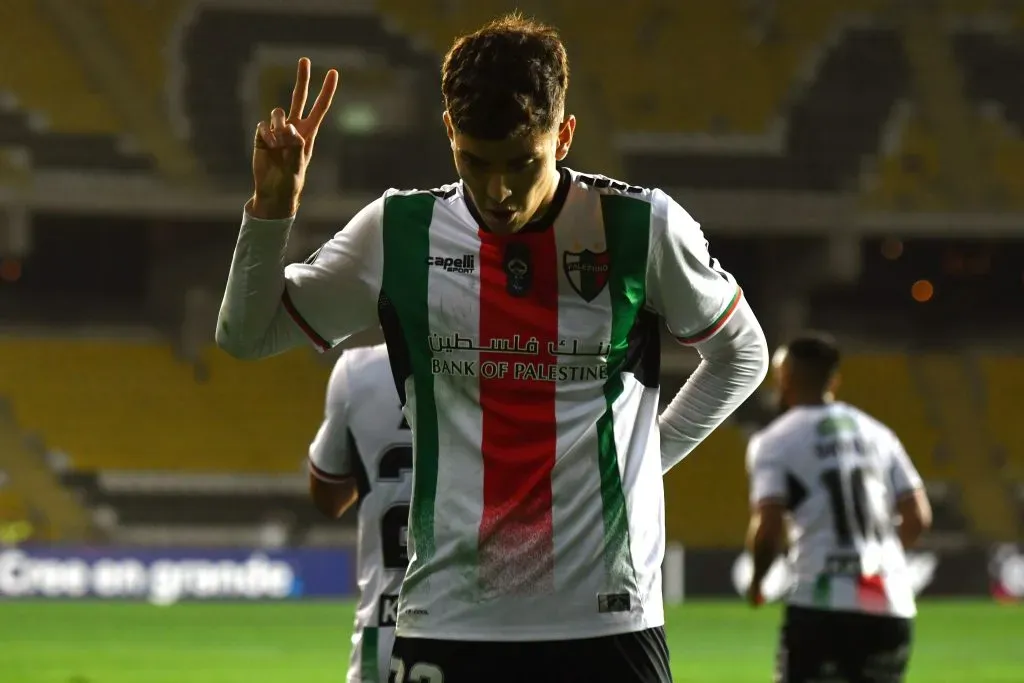 Felipe Chamorro celebra uno de los ocho goles que anotó en Palestino, donde jugó 89 partidos. También regaló dos asistencias. (Alejandro Pizarro Ubilla/Photosport).