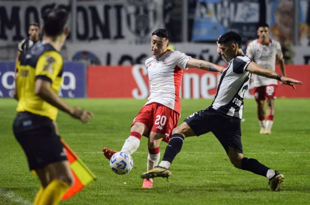 Echeverría puede dejar Huracán, en la órbita de River Plate y Racing.