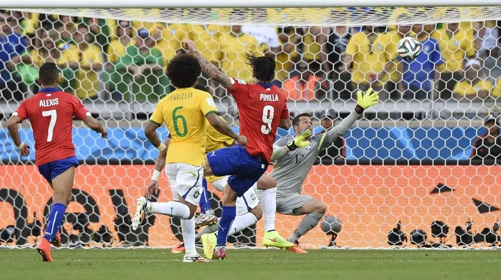 Pinilla y el palo contra Brasil: revela que le tiritaron las piernas antes de tirar el penal.